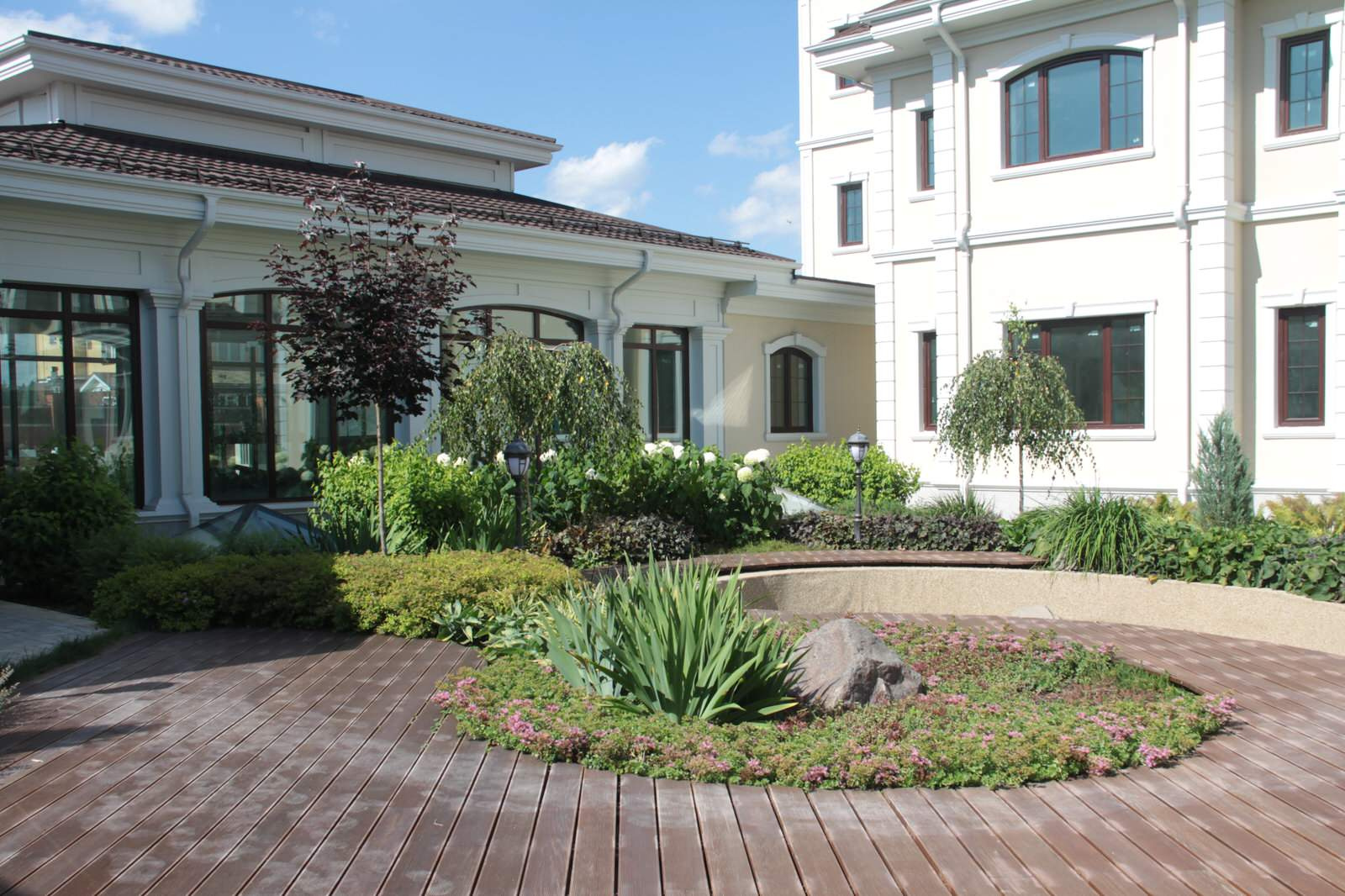 Внутренний дворик в коттеджном поселке "Изумрудный город"