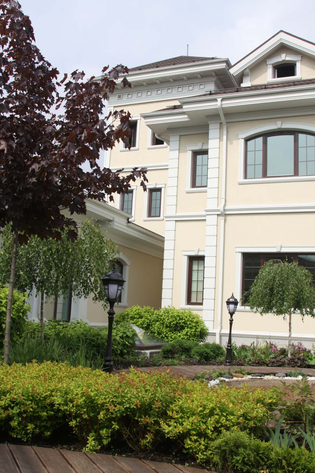 Внутренний дворик в коттеджном поселке "Изумрудный город"