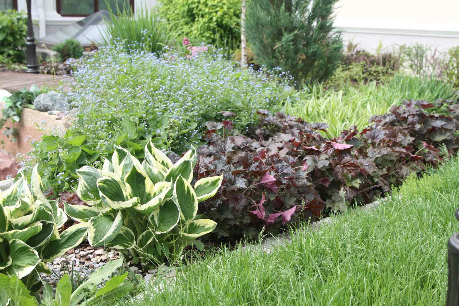 Внутренний дворик в коттеджном поселке "Изумрудный город"