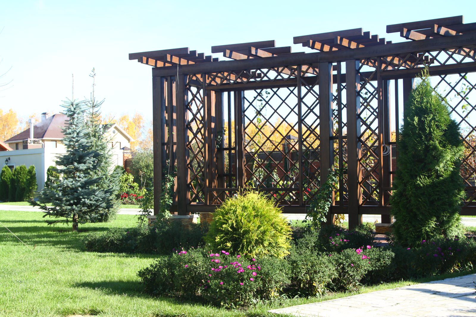 Внутренний дворик в коттеджном поселке "Изумрудный город"