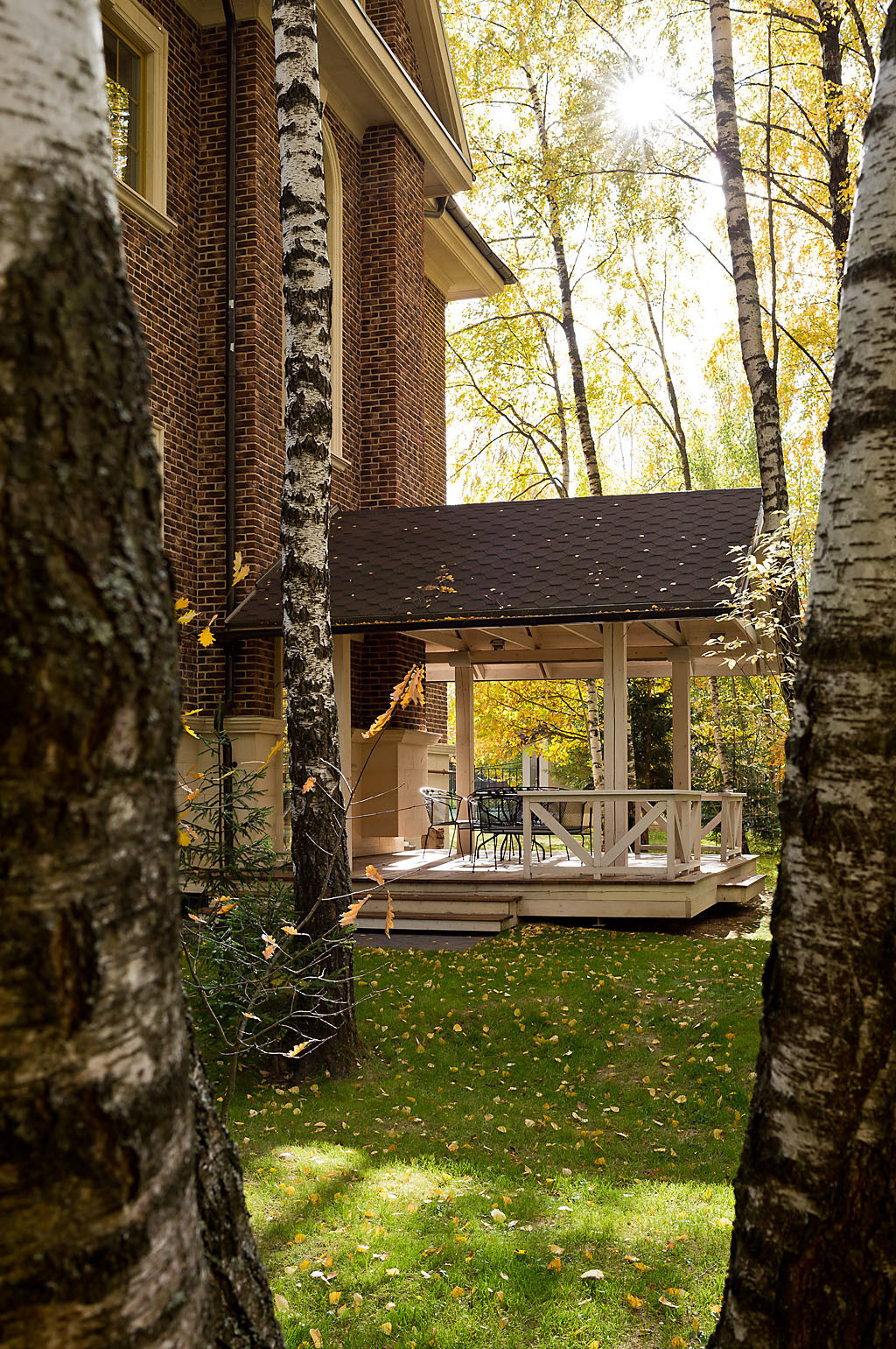 Реконструкция частного дома. Вид на надворный фасад. Терраса