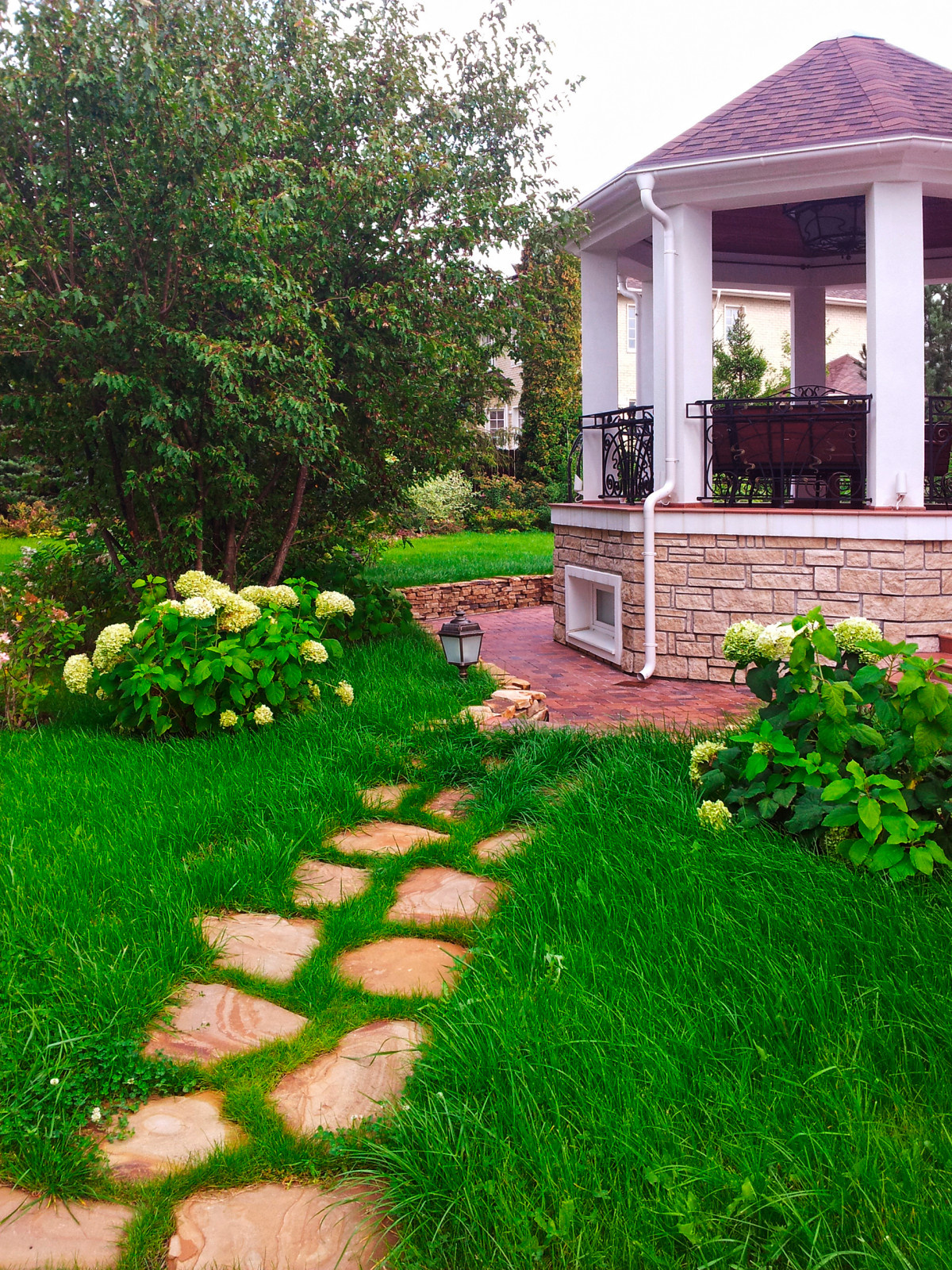 Проект ландшафтного дизайна участка с беседкой ротондой.