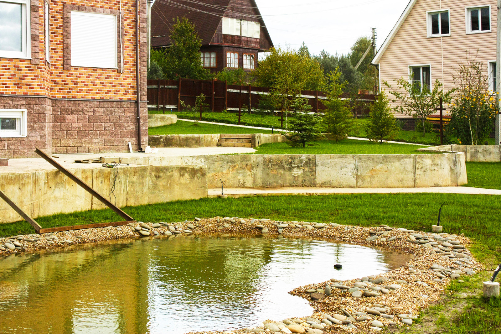 Искусственный водоем на дачном участке - завершено строительство.