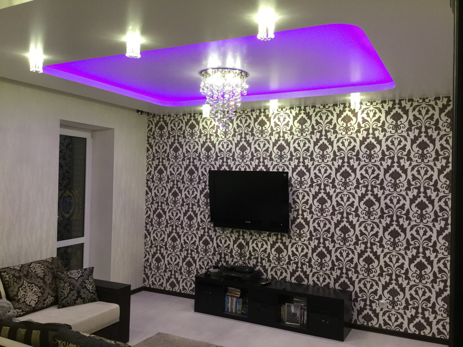 Двухуровневый натяжной потолок со светодиодной RGB подсветкой