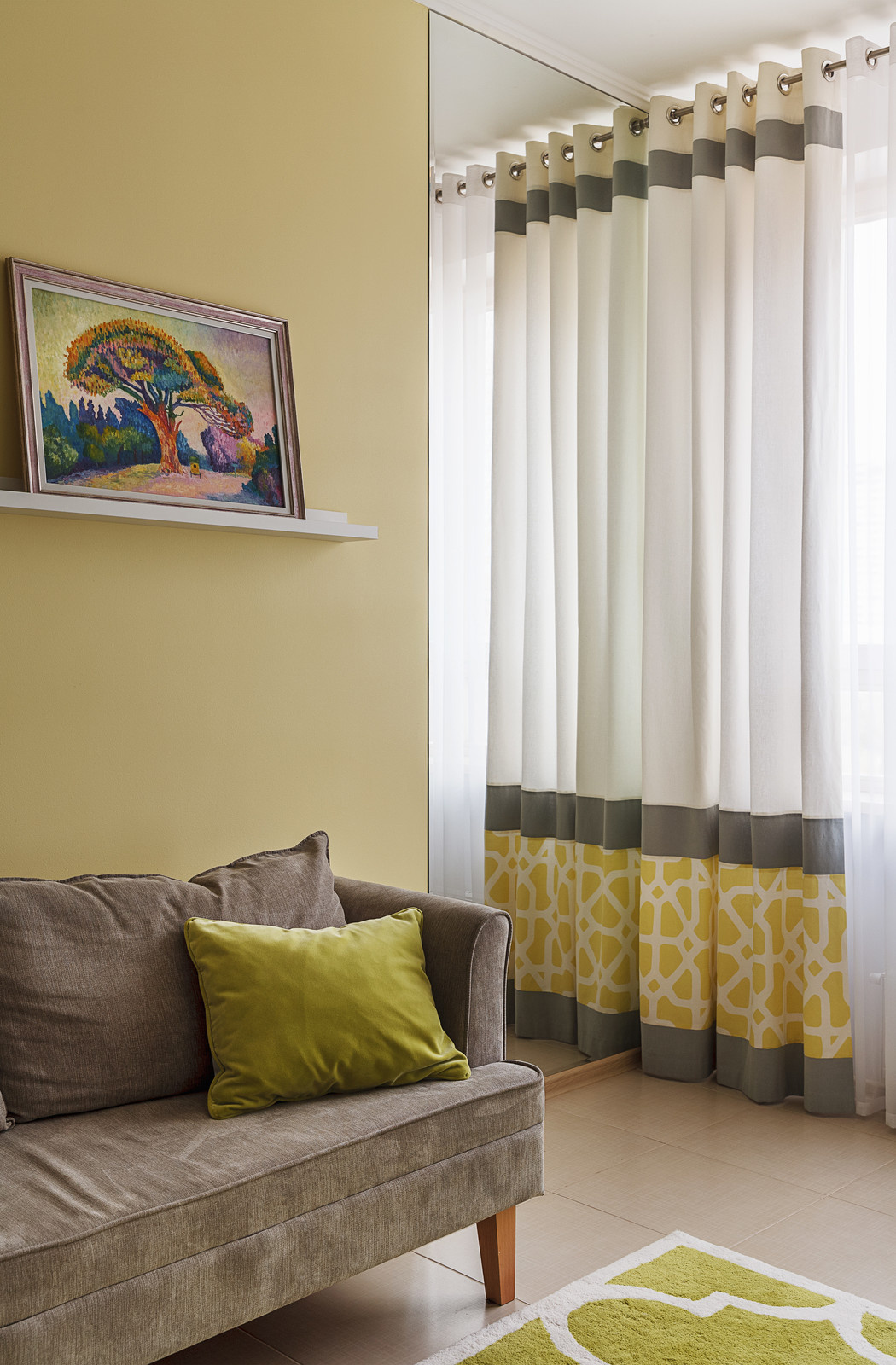 Портьеры на кухне и зеркальная стена