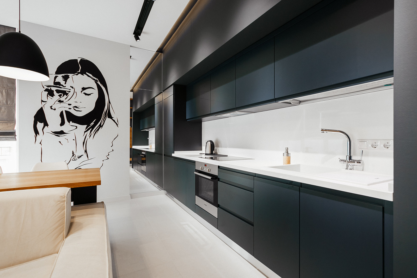 Обложка статьи: Houzz Украина: Универсальная квартира с черно-белыми портретами