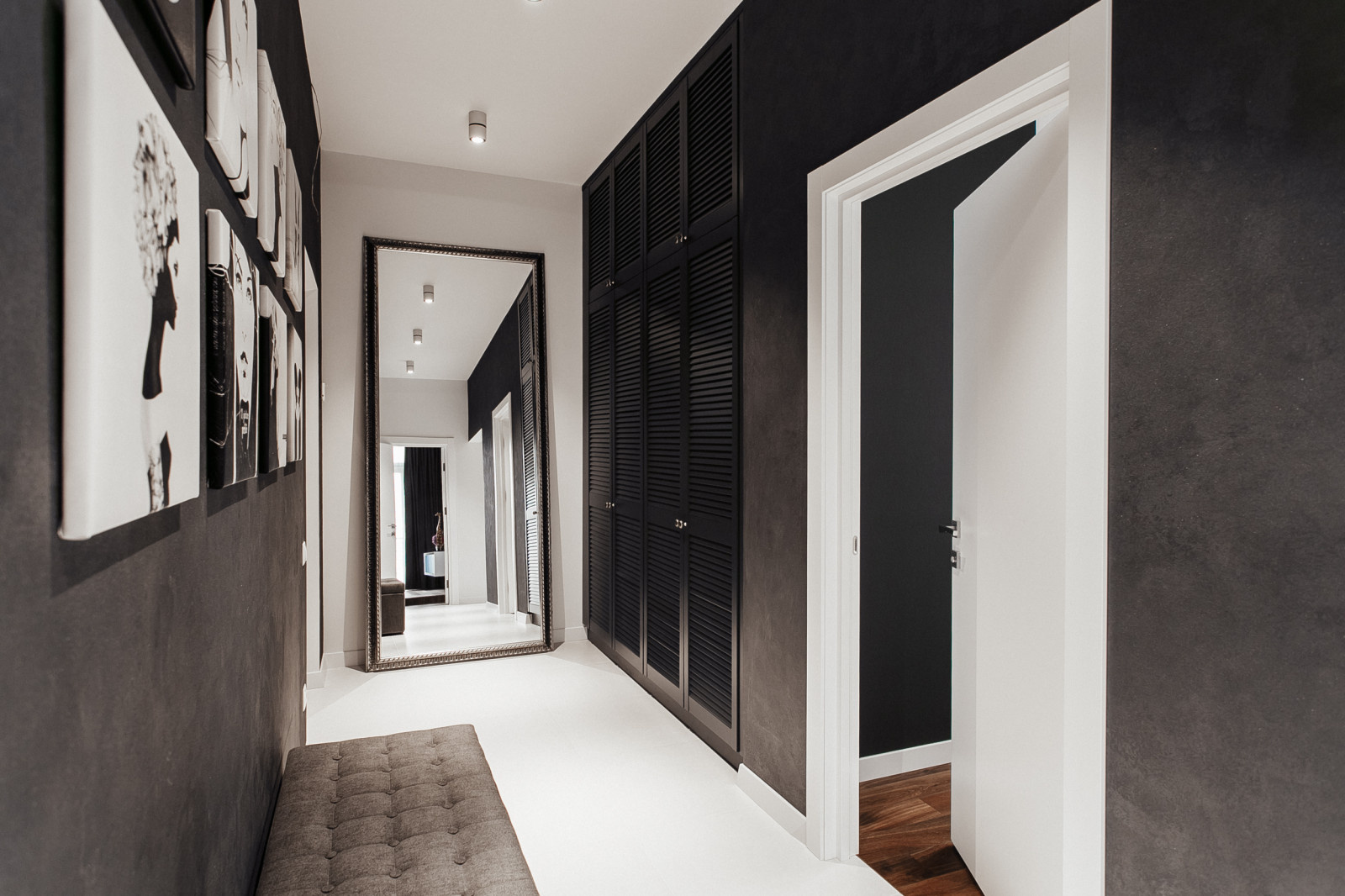 Houzz Украина: Универсальная квартира с черно-белыми портретами