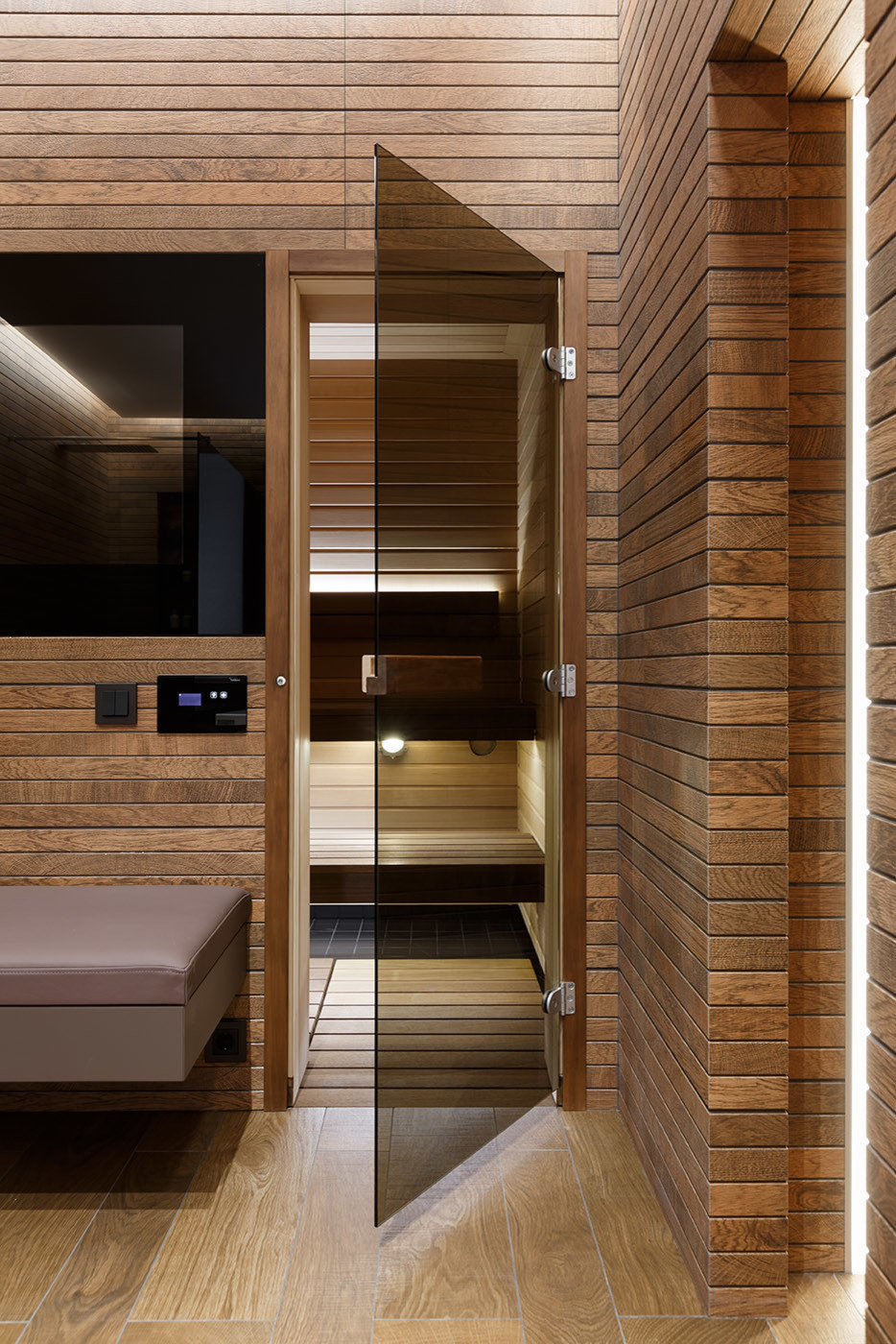 Интерьер спа-зоны с небольшой сауной