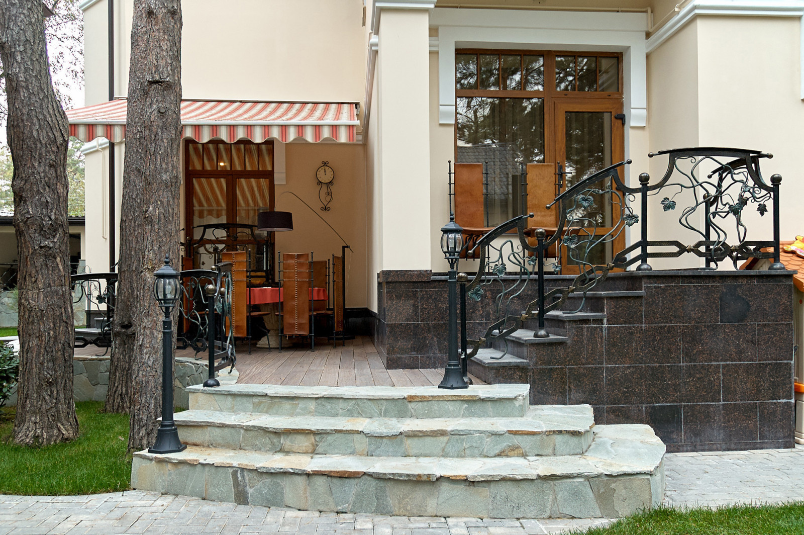 Интерьер с антиквариатом