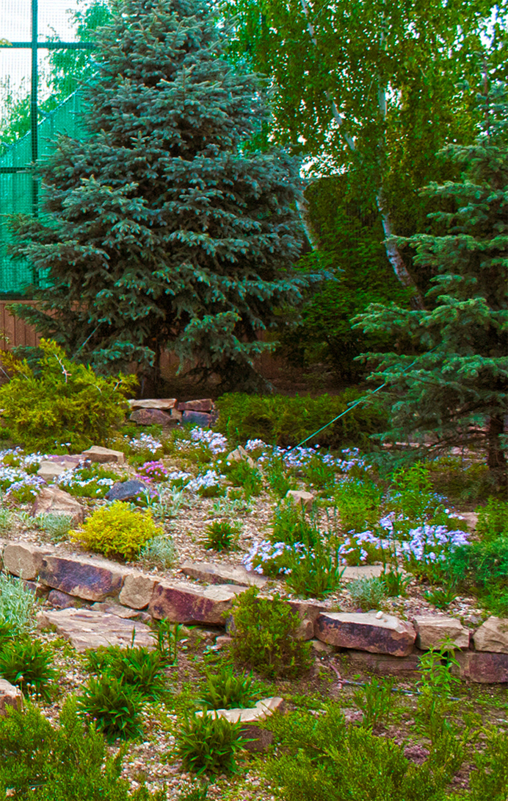 Альпийская горка и подпорные стенки на дачном участке с уклоном.