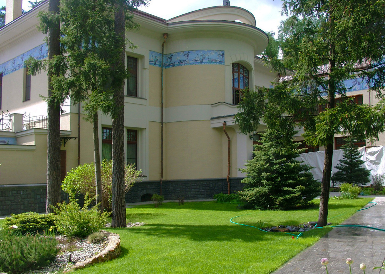 Дизайн участка 1 га - партерный газон у входа в дом