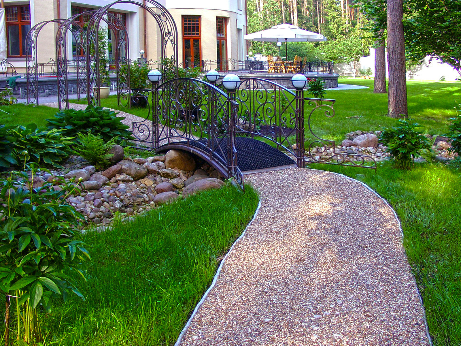 андшафтный дизайн - мостик через сухой ручей и садовая гравийная дорожка.