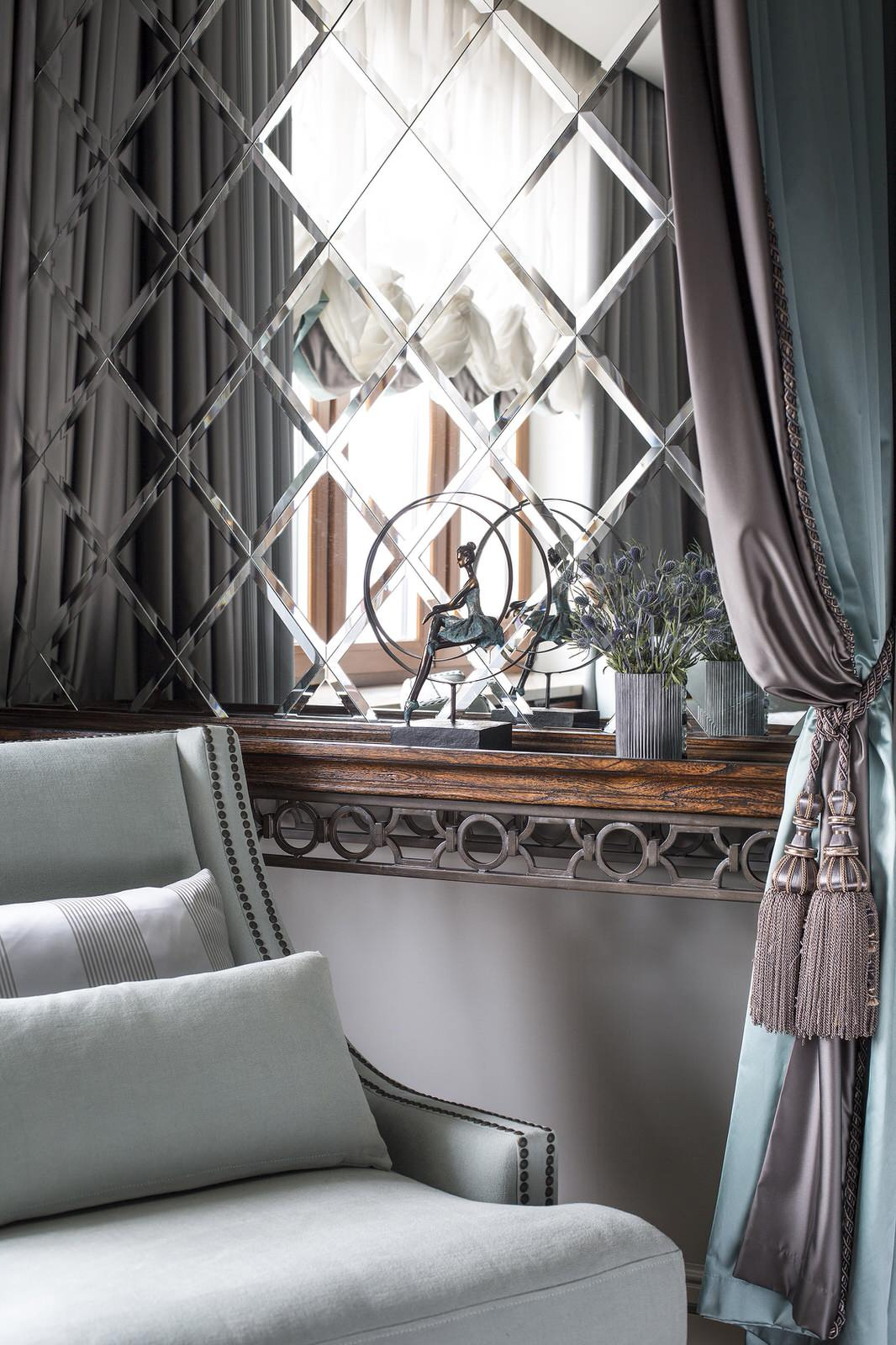 Зеркальное панно на стене мужской спальни