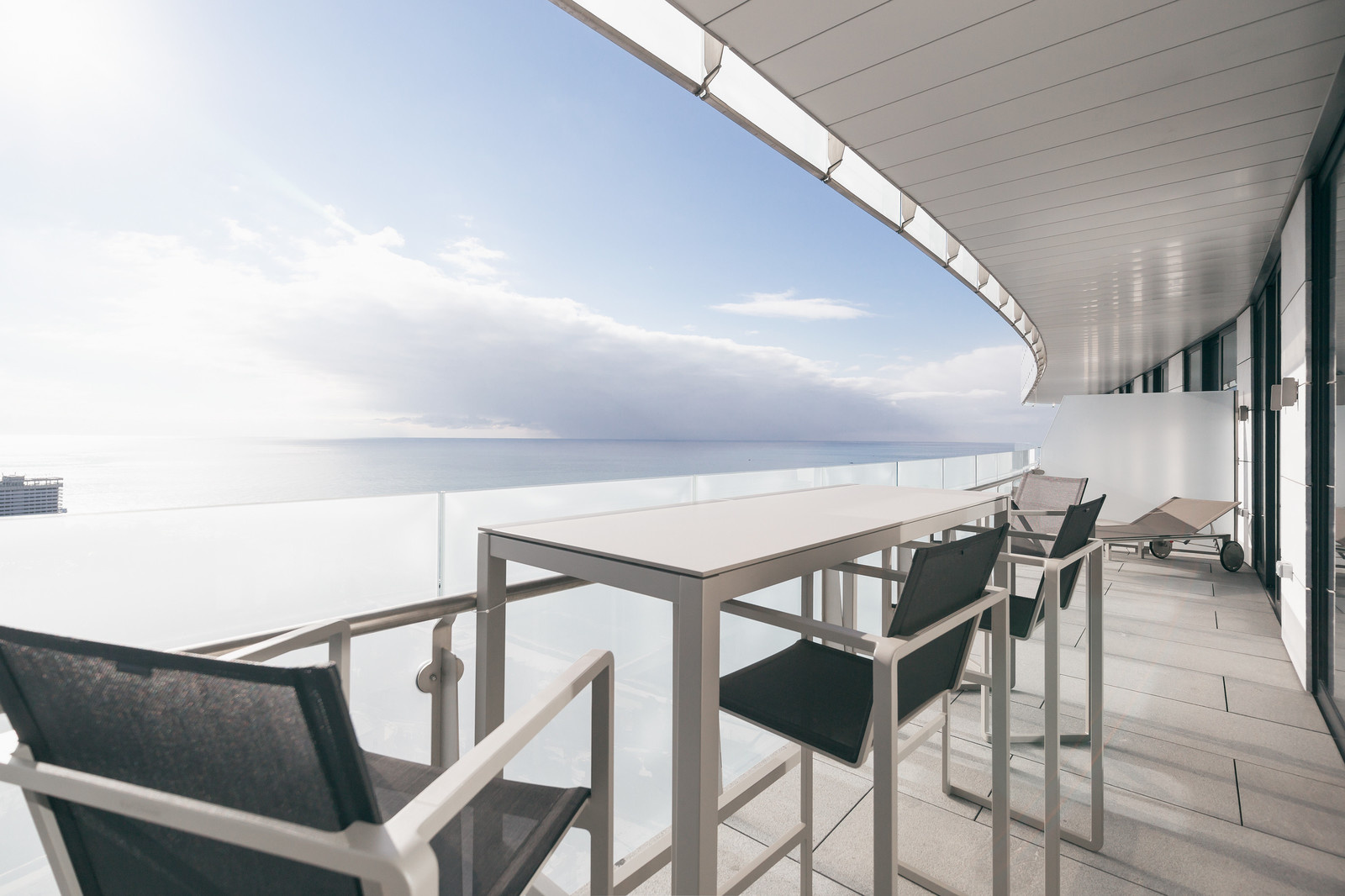 Современные апартаменты у моря