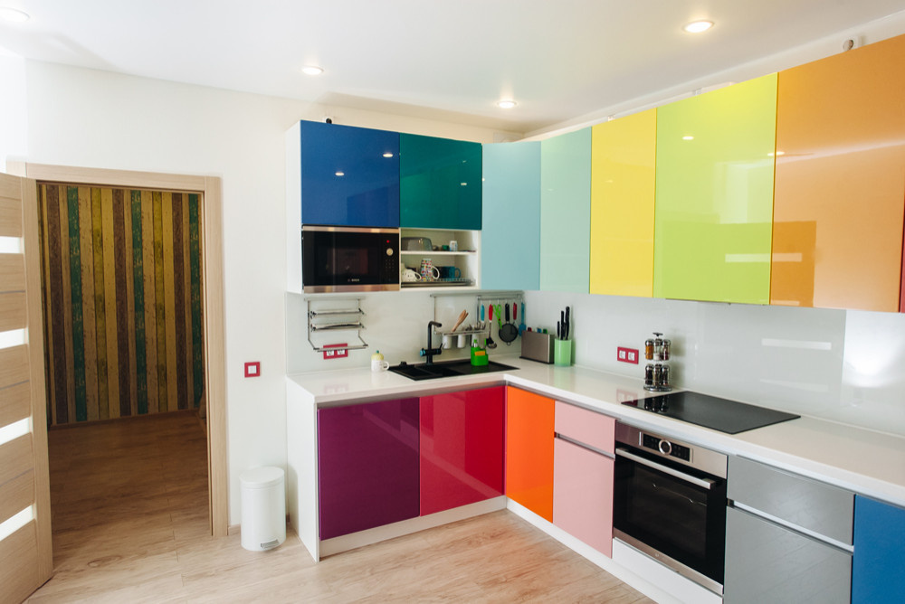 Кухня в стиле "colorful" с глянцевыми фасадами