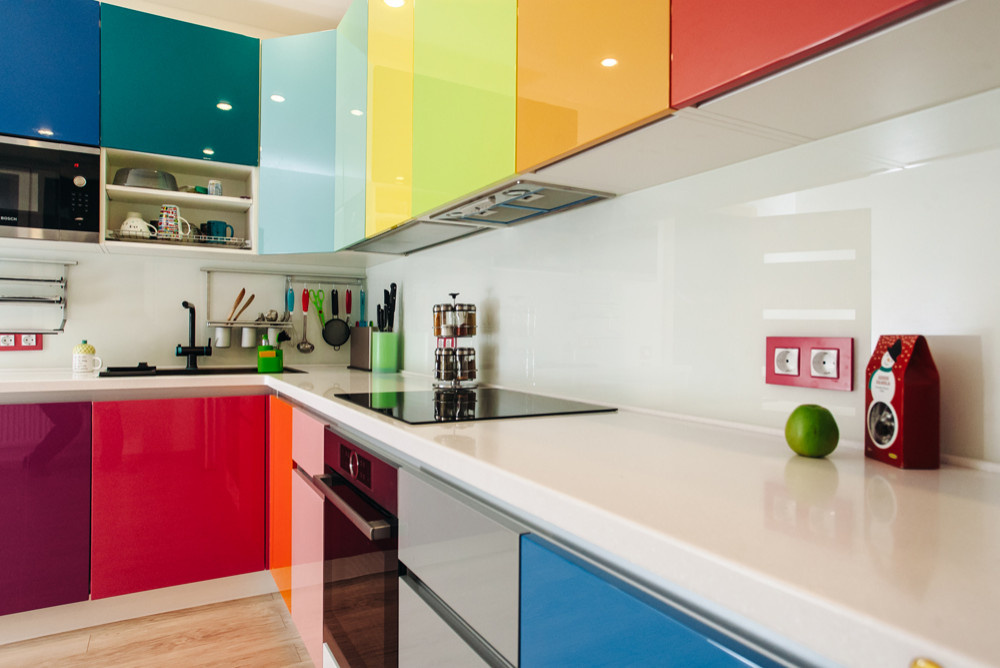 Кухня в стиле "colorful" с глянцевыми фасадами