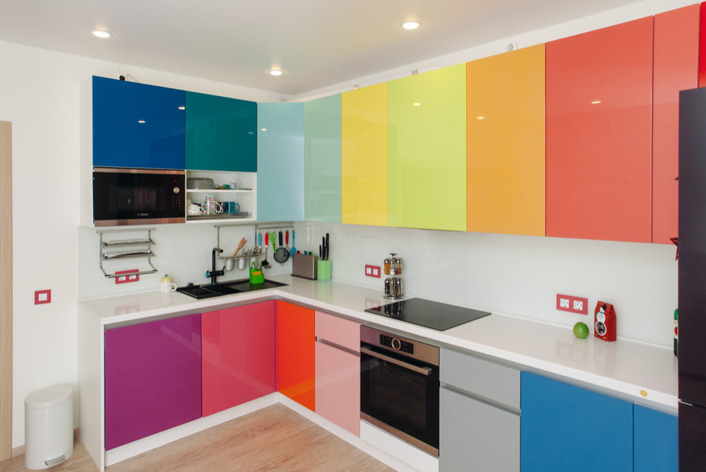 Кухня в стиле "colorful" с глянцевыми фасадами