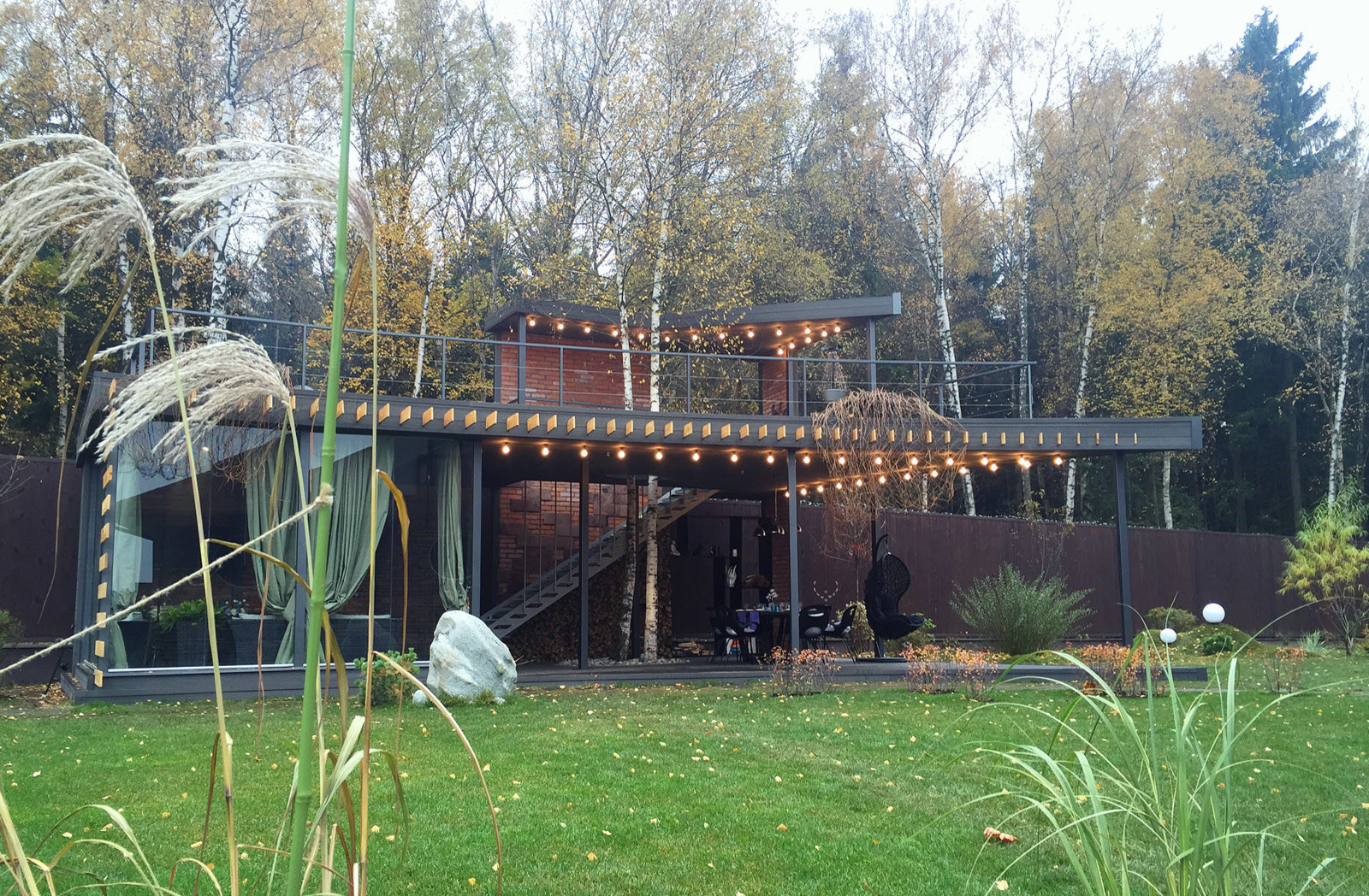 Зона барбекю в загородном доме. Ракурс на патио.