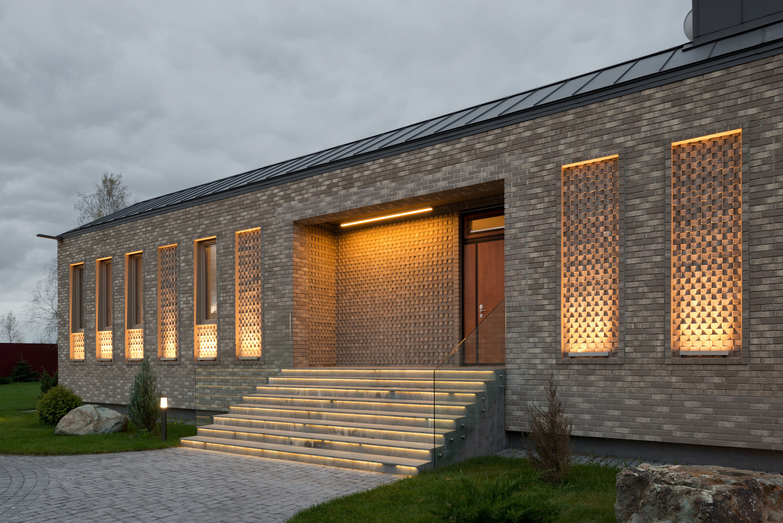 Дом в Шатуре, вечерняя подсветка.