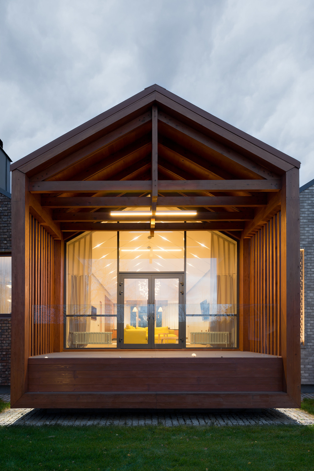 Дом в Шатуре, вечерняя подсветка.