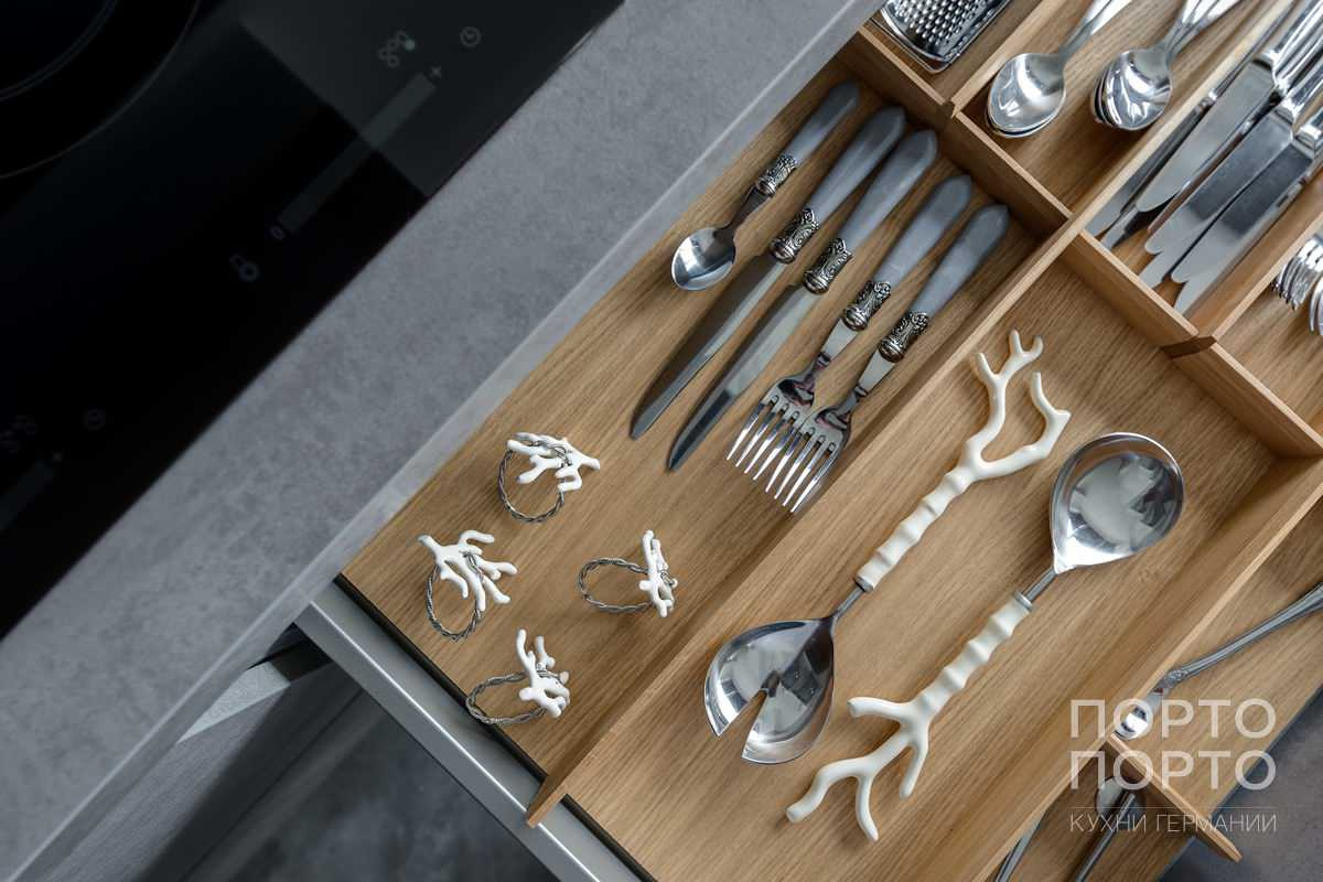 Кухня в современном стиле под бетон со шпоном