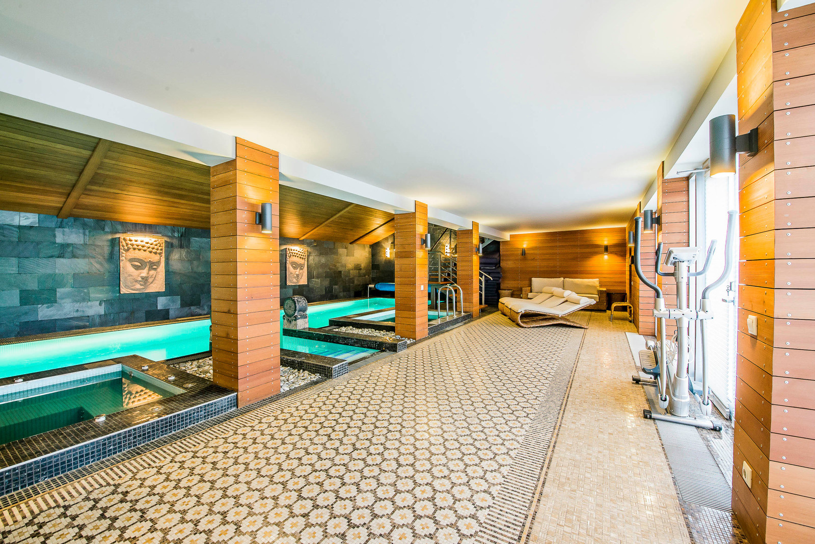 Дом с бассейном