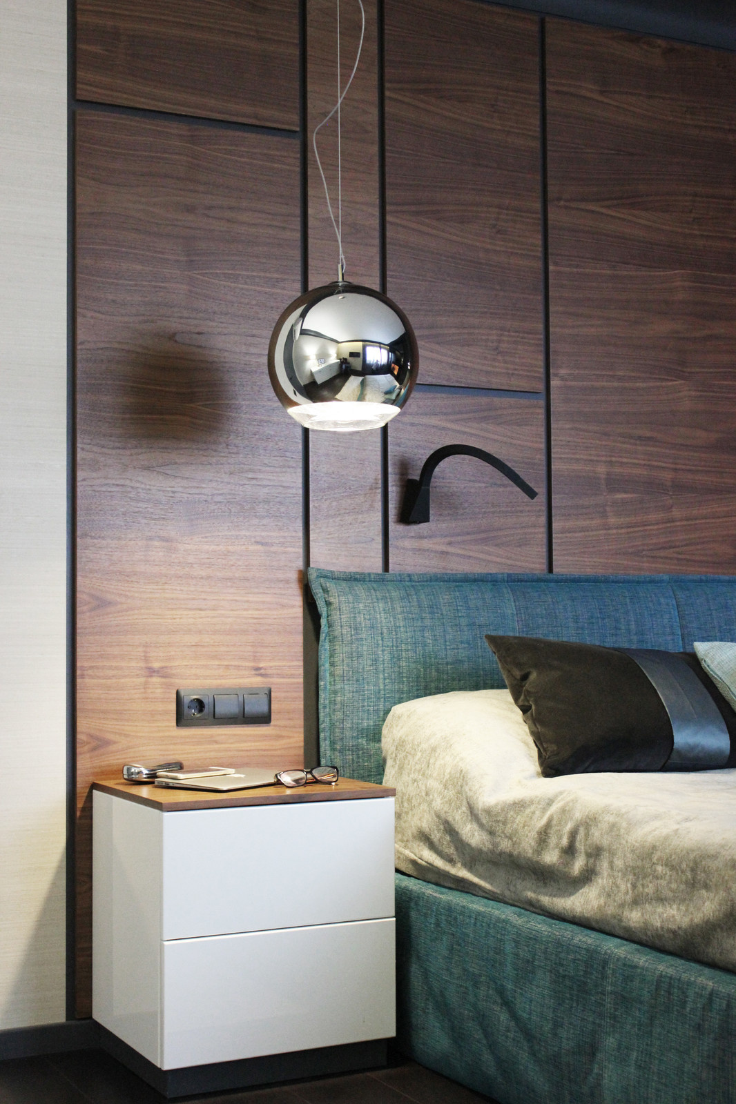 Черный, дерево и бирюза