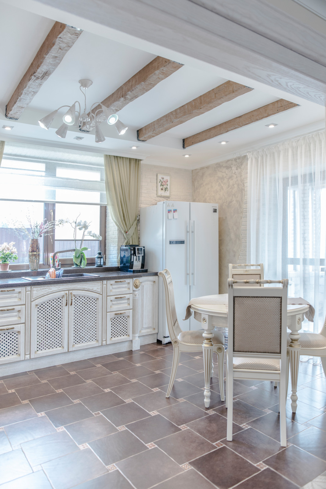 Кухня вид на столовую зону из гостиной