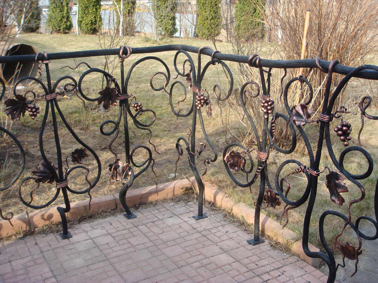 Кованые ограждения в саду, г. Звенигород
