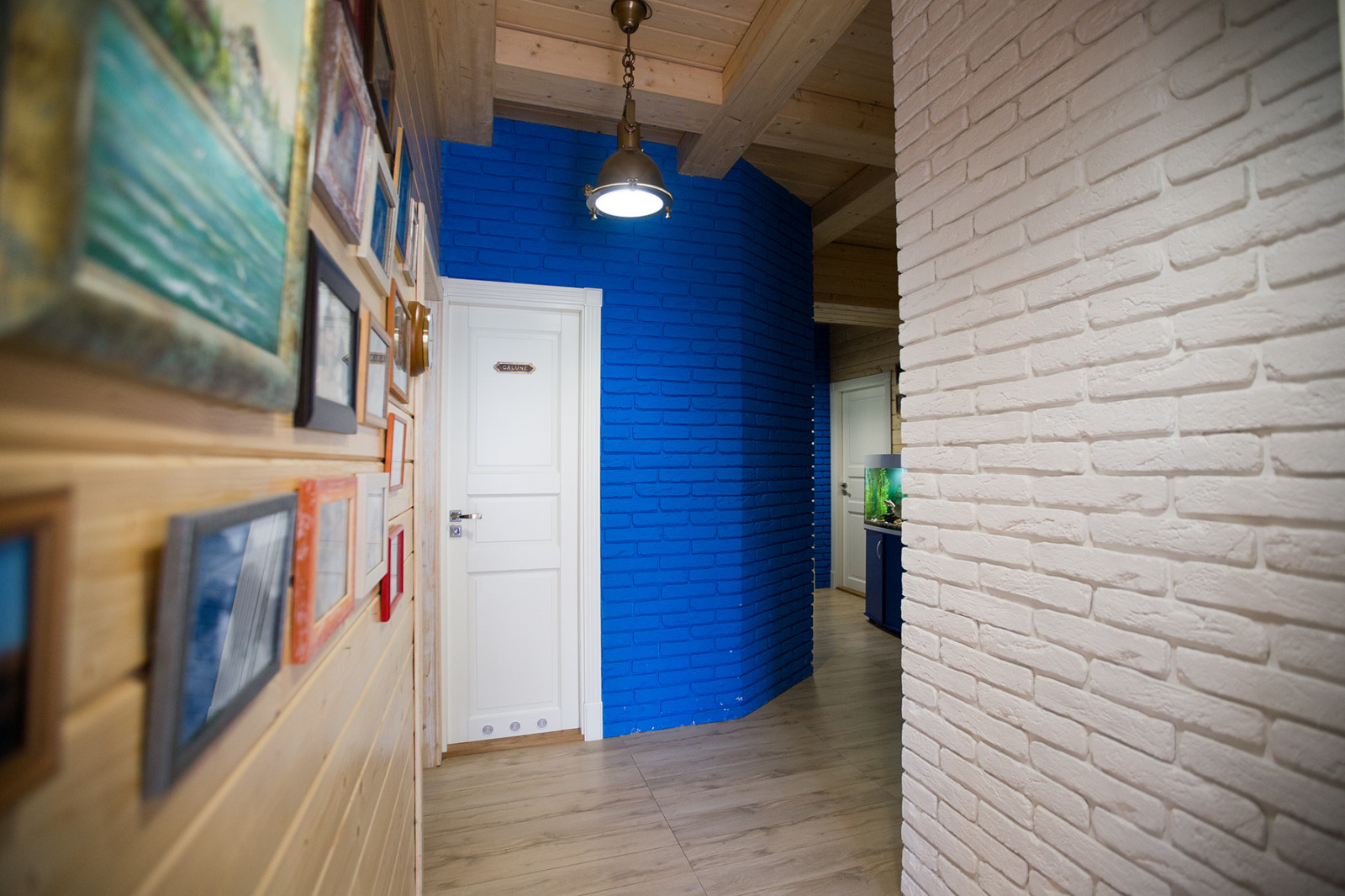 Интерьер загородного дома с греческими мотивами. Реализация