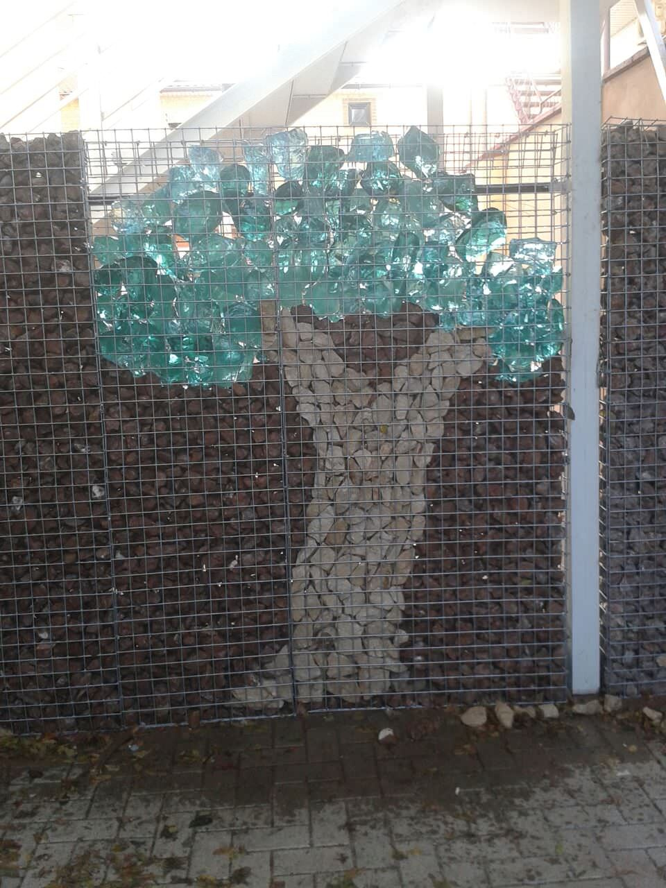 Обустройство частного двора с фасадом и элементами из сварных габионов.