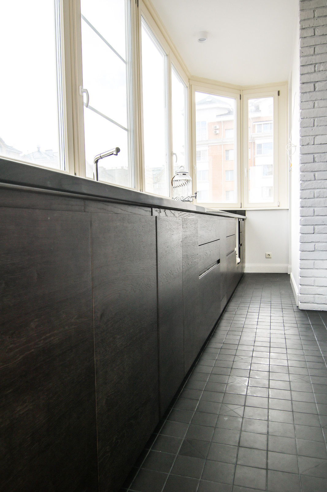 Нестандартная кухня в современном стиле из темного дуба