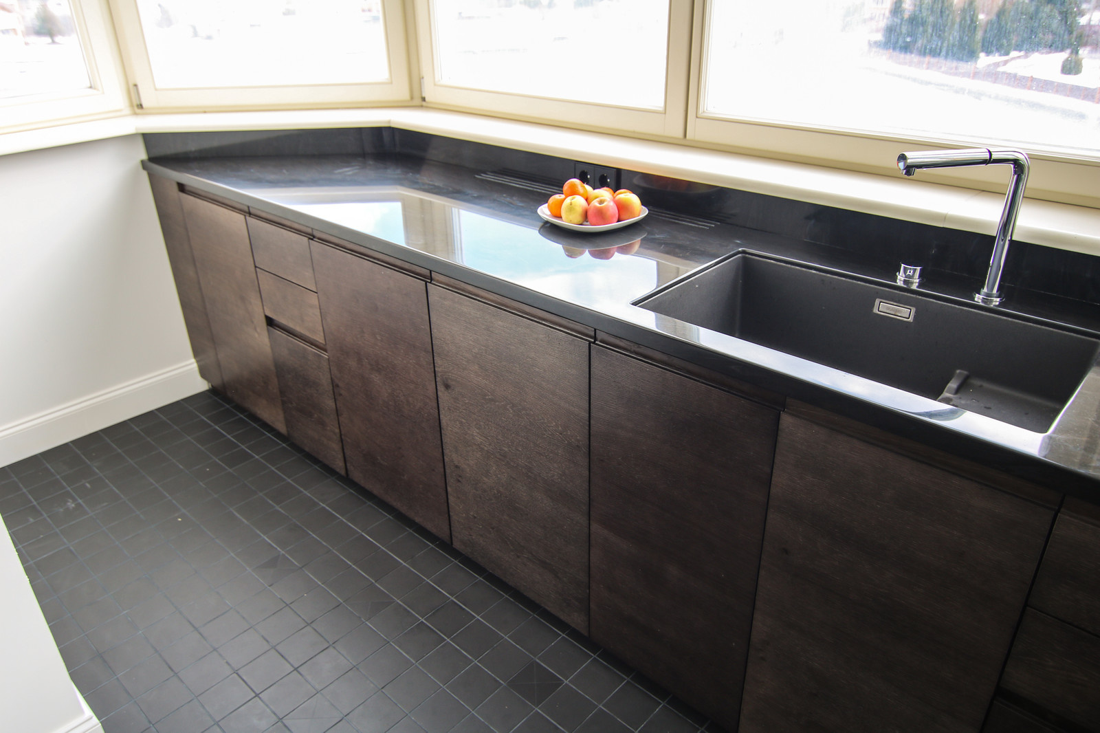 Нестандартная кухня в современном стиле из темного дуба