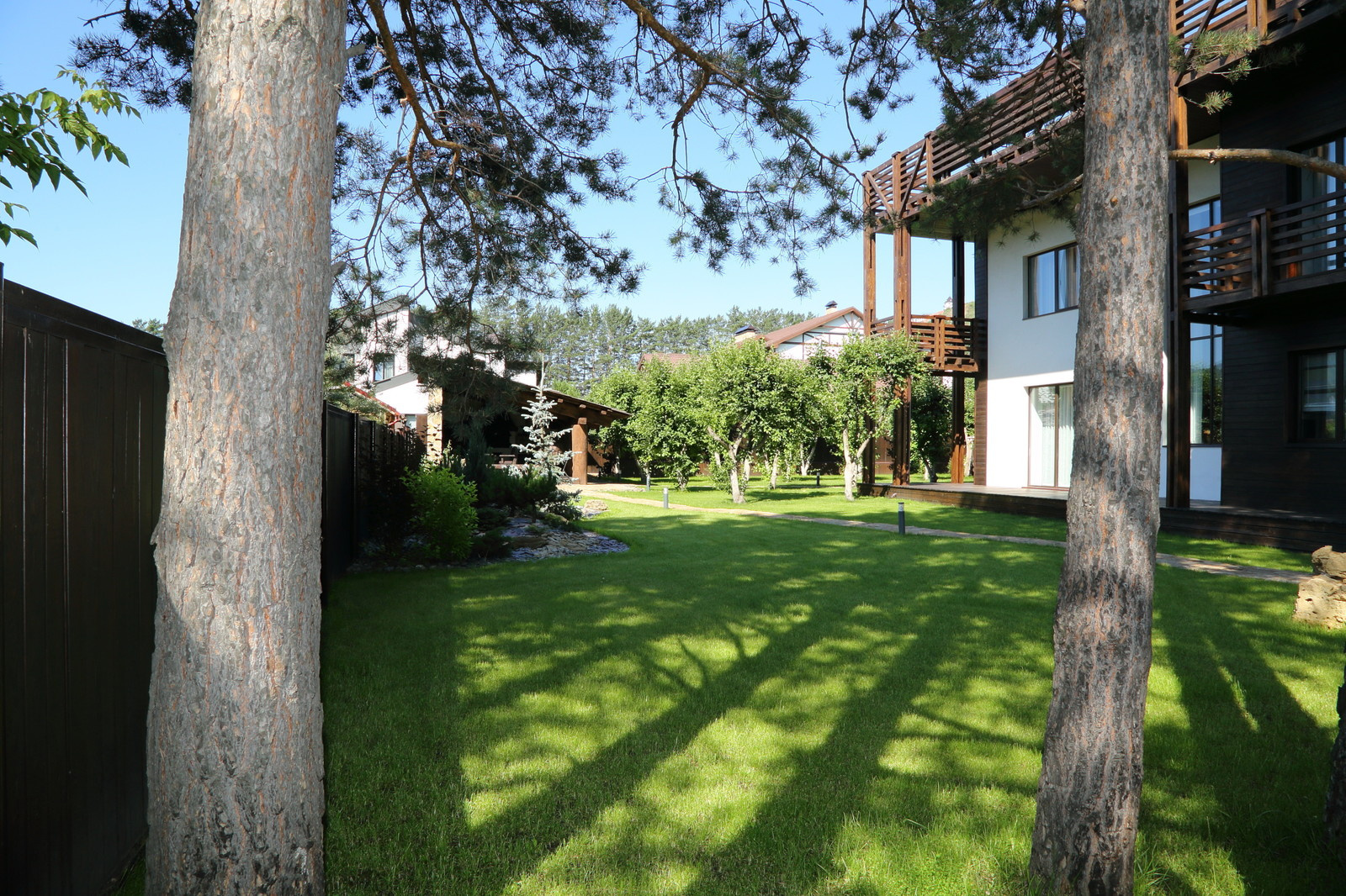 Загородный живописный сад.