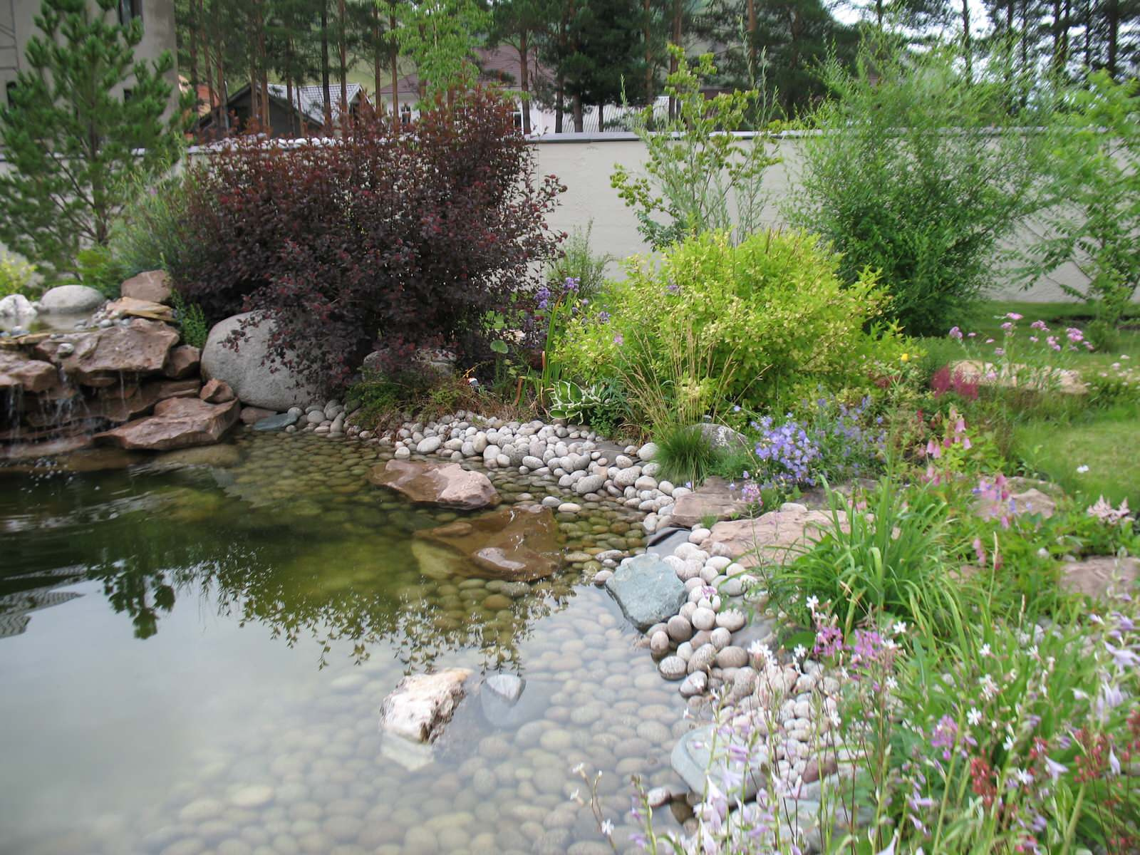 Декоративный загородный сад.