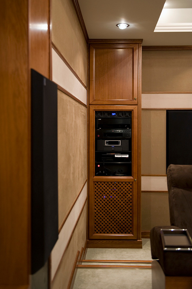 Интерьер домашнего кинотеатра.Резиденция Монолит