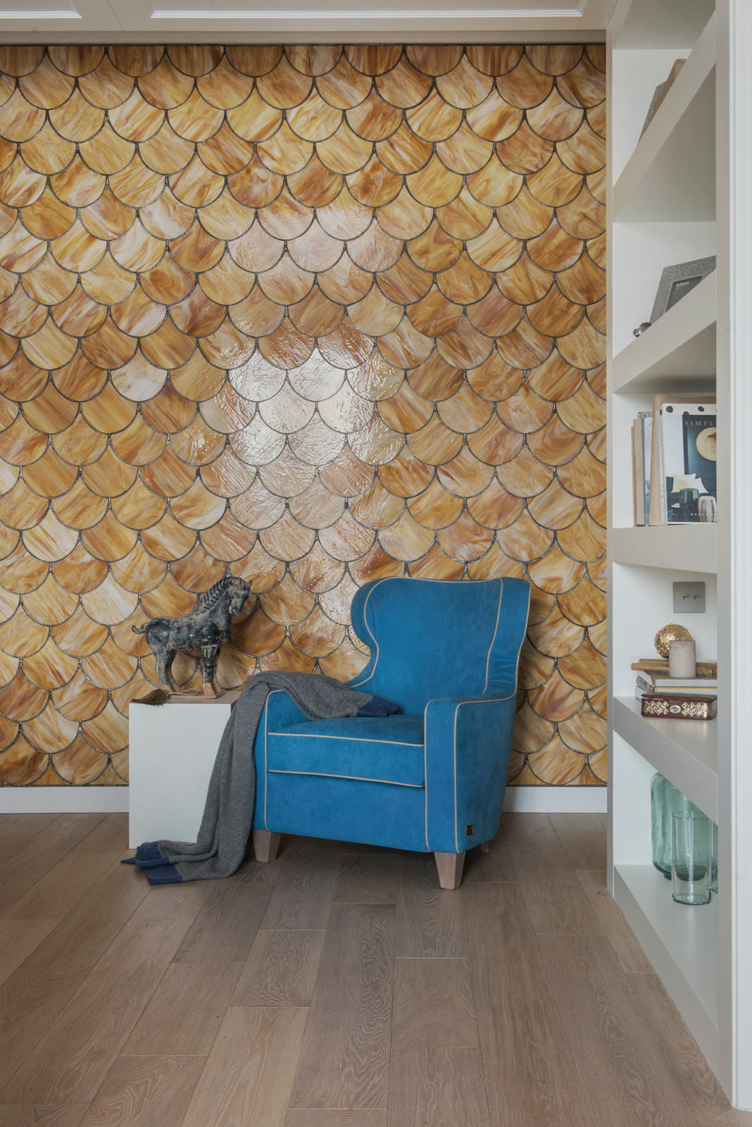 Houzz тур: Квартира с витражами в виде чешуи