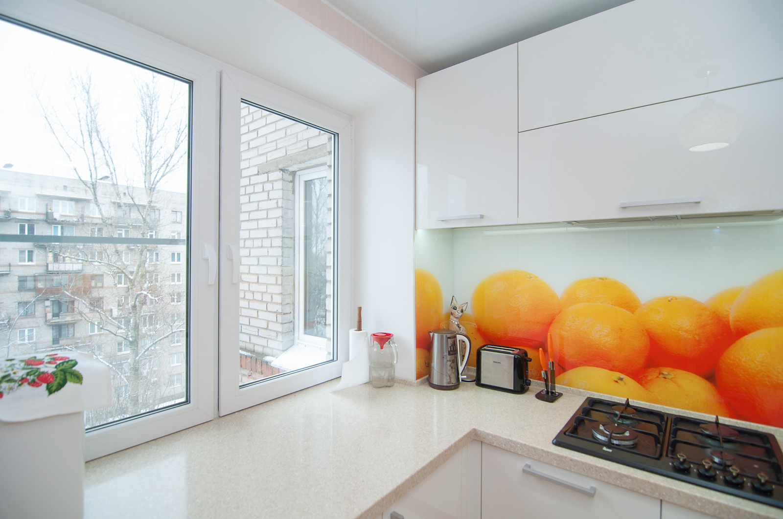 Апельсиновая кухня в маленьком пространстве