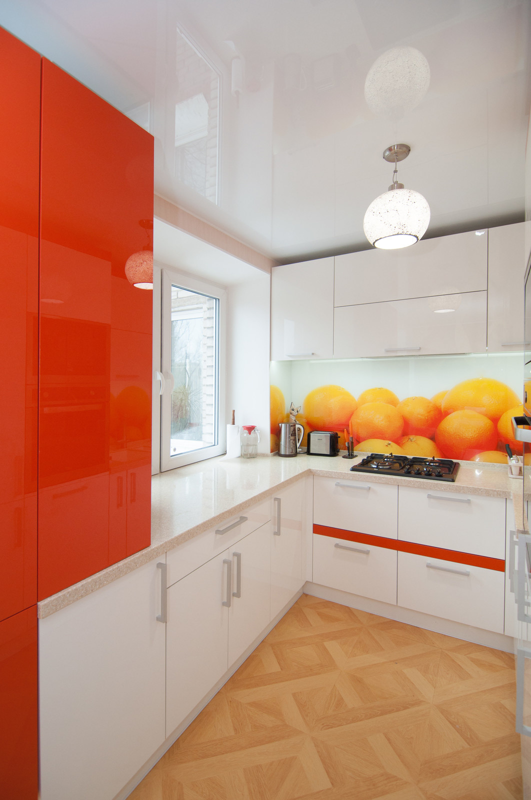 Апельсиновая кухня в панельном доме