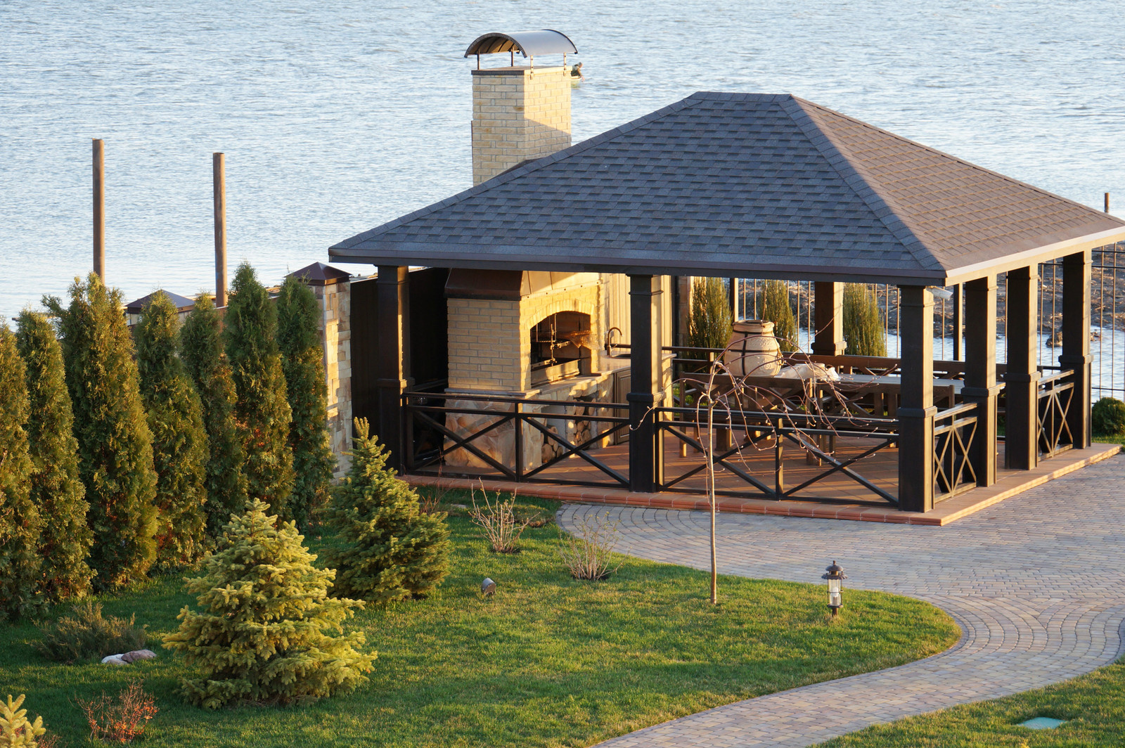 Интерьер загородного дома и ландшафт