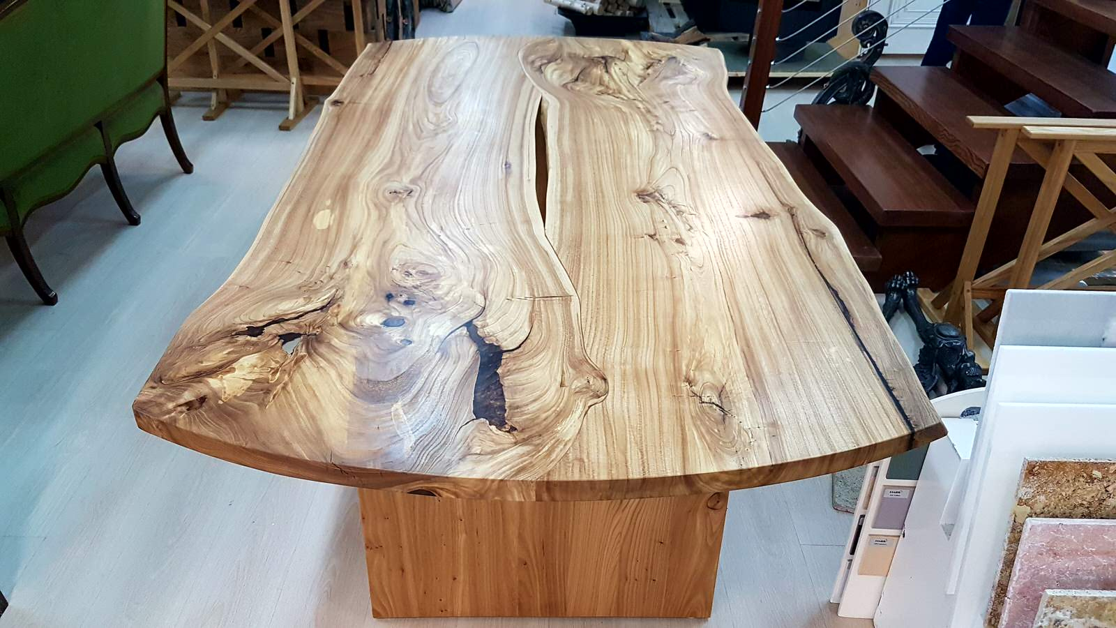 Стол Live Edge Design из 2х цельных срезов, массив вяза