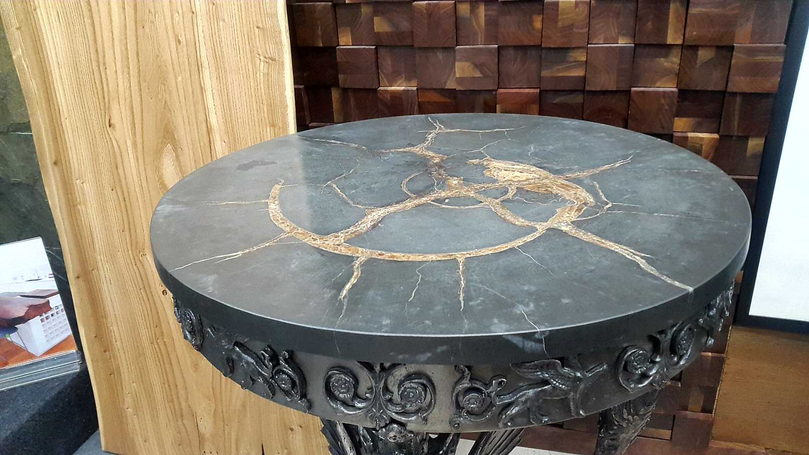 Стол журнальный, аммонит