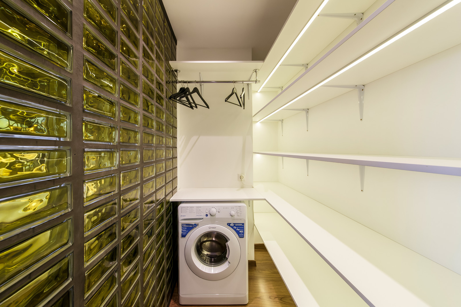 Обложка альбома: гардеробная