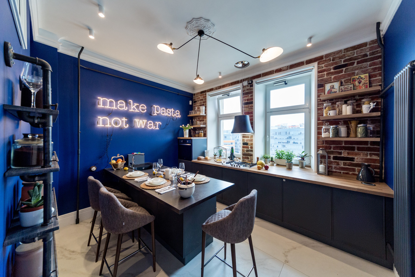 Кухня с видом на Садовое кольцо.