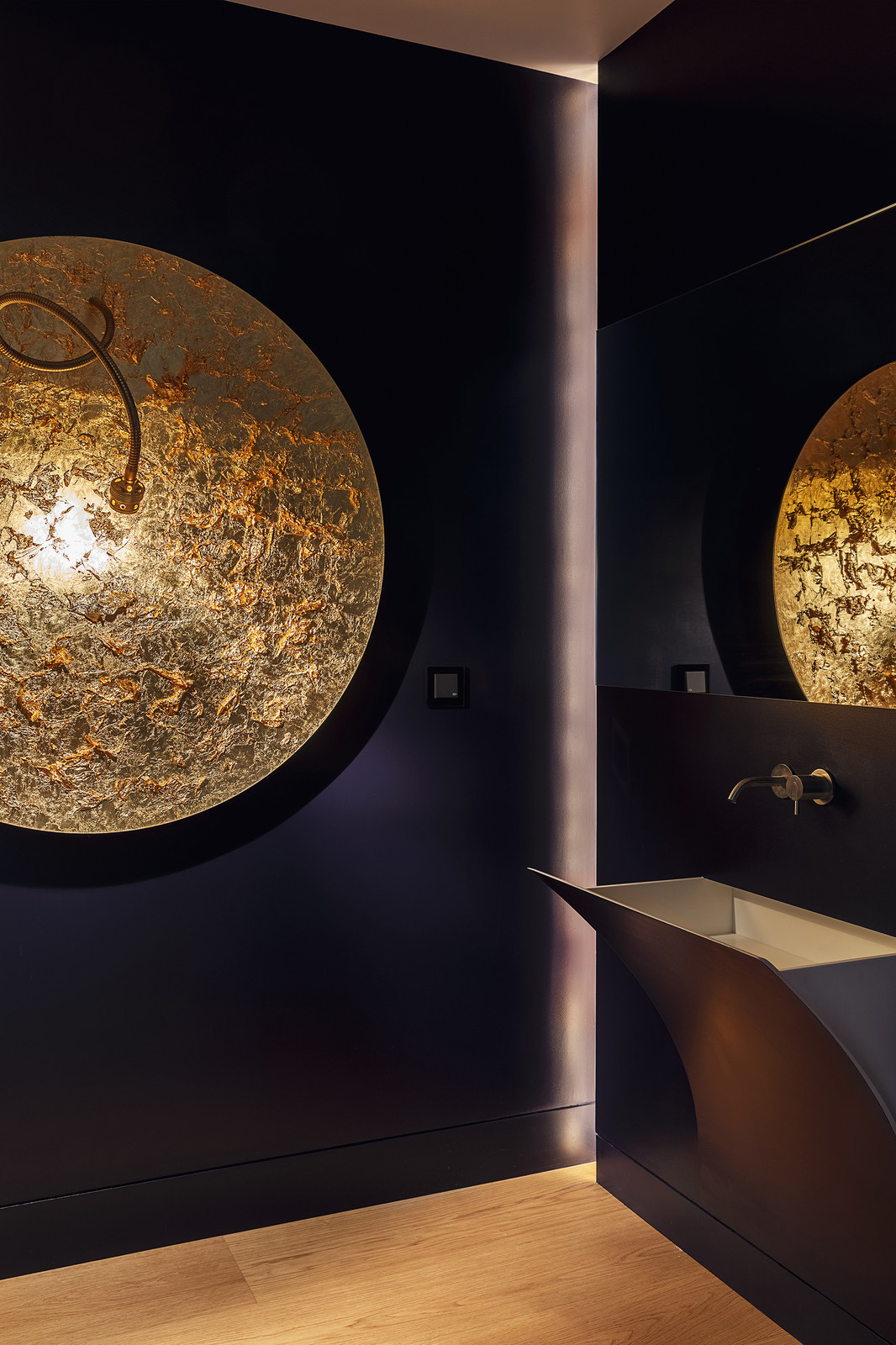 Обложка статьи: Лучшее за неделю: 18 темных санузлов