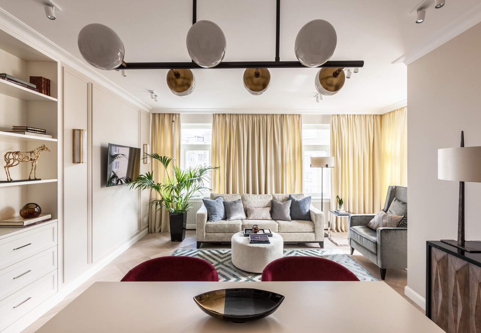 Houzz тур: Квартира с зеркальным холлом