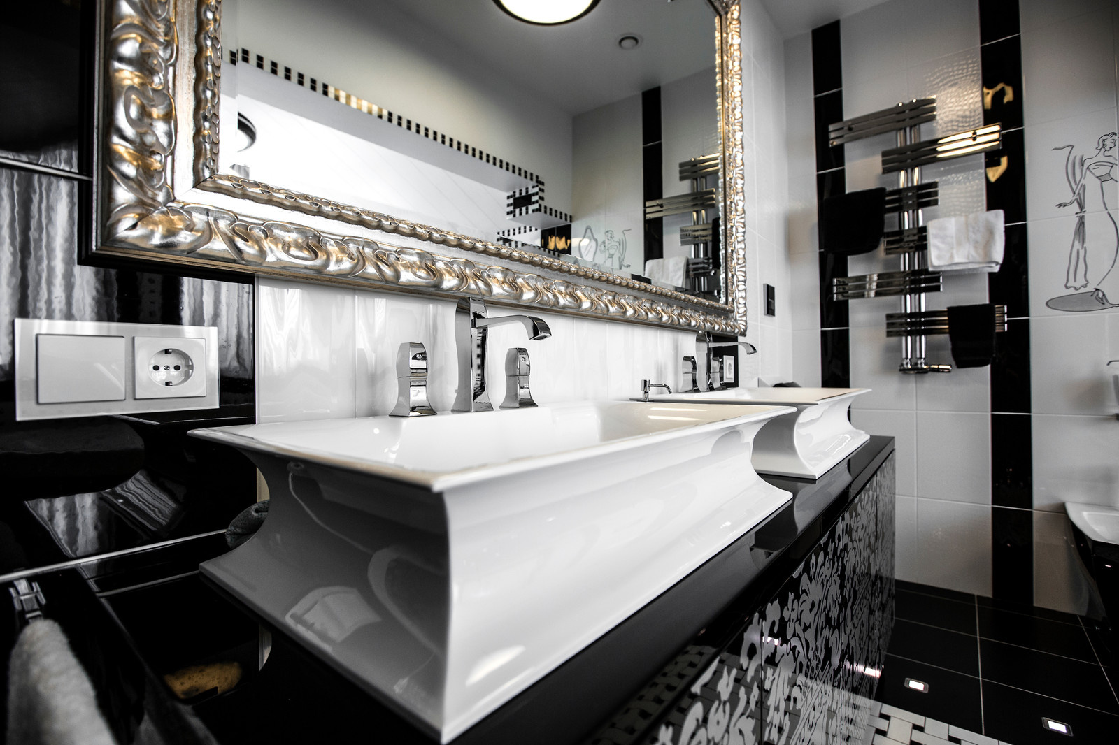 Черно-белая ванная.