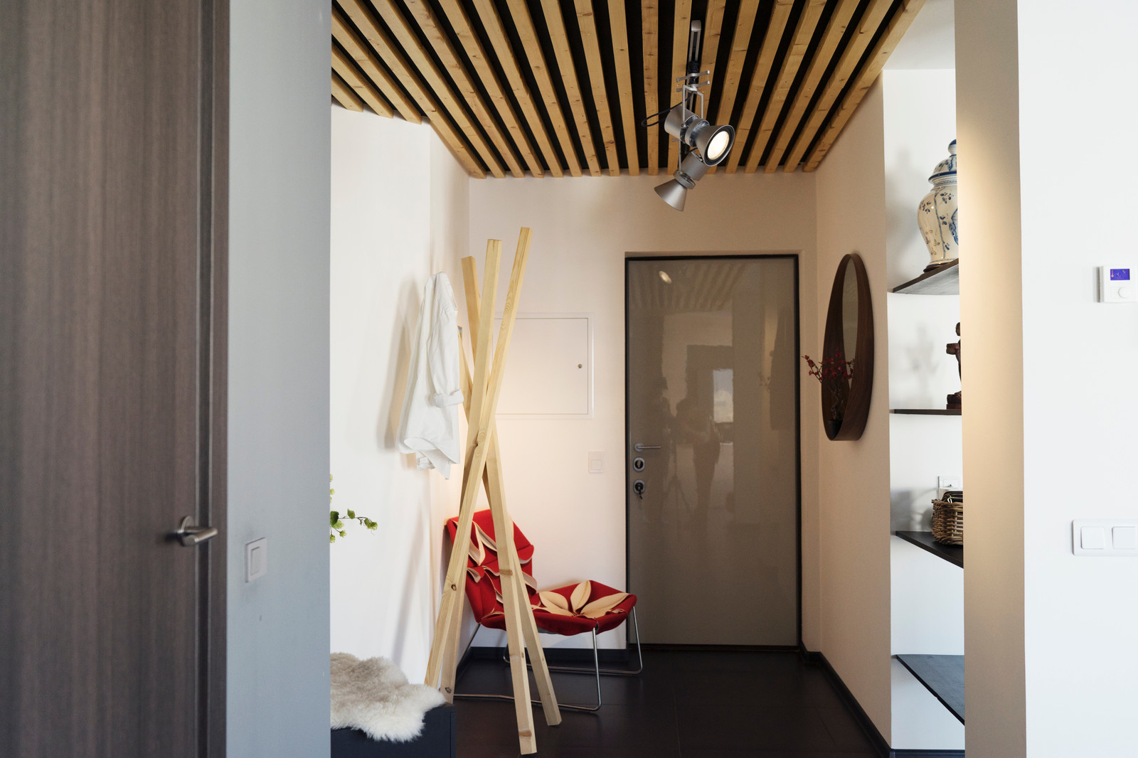 Обложка альбома: вешалка в прихожую из досок