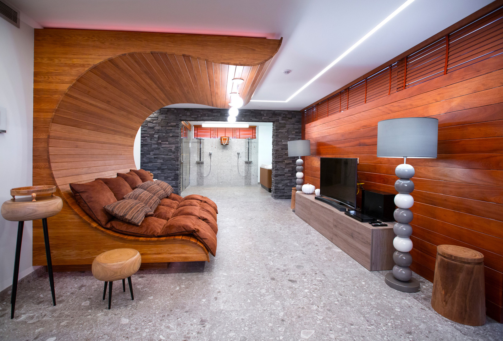 Проект недели: Гостевой дом с диваном-волной