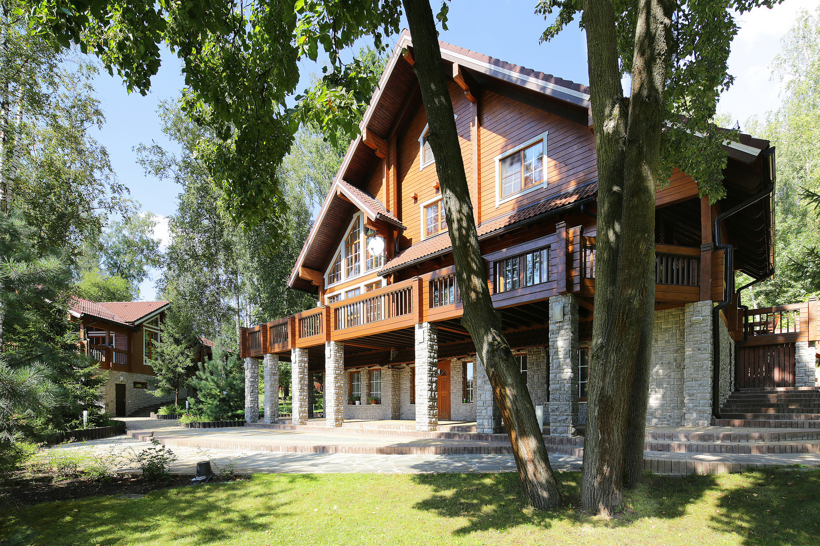 Дом из клееного бруса с цокольным этажом и американской террасой